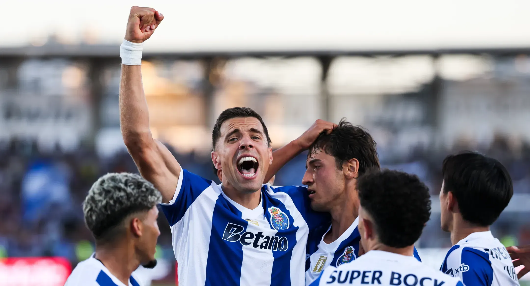 FC Porto reforça liderança com reviravolta